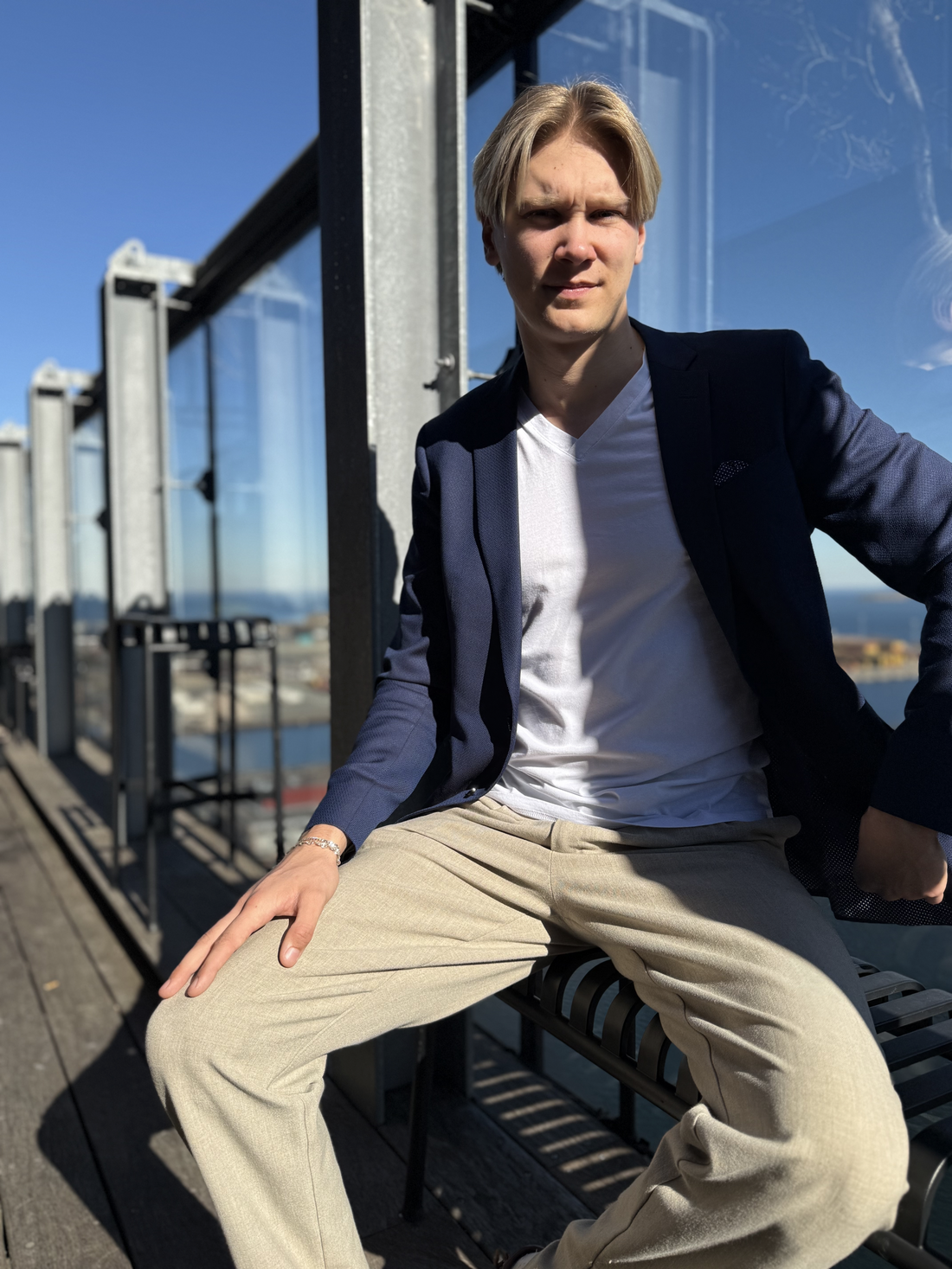 Essentials fra Maincph.dk – hvid V-neck T-shirt med perfekt pasform under blazer og lyse bukser. En ubesværet kombination af komfort og skandinavisk elegance.