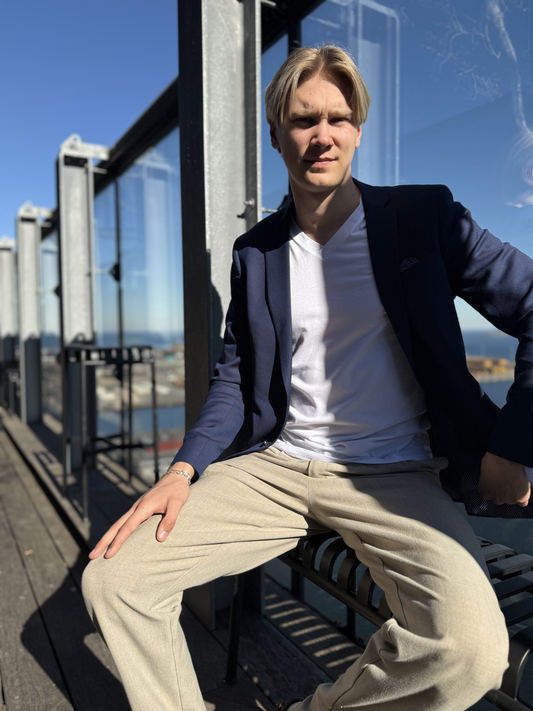 Essentials fra Maincph.dk – hvid V-neck T-shirt med perfekt pasform under blazer og lyse bukser. En ubesværet kombination af komfort og skandinavisk elegance.