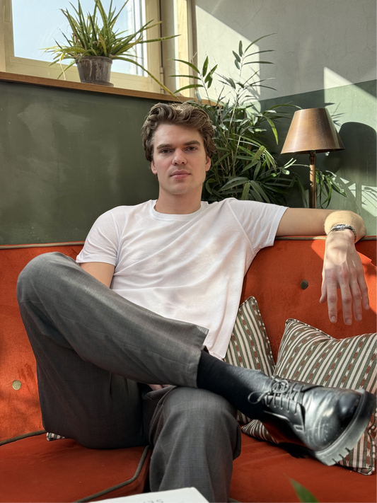 Hvid herre t-shirt fra Maincph.dk – stilrent og komfortabelt valg til en rolig kaffestund med læsning