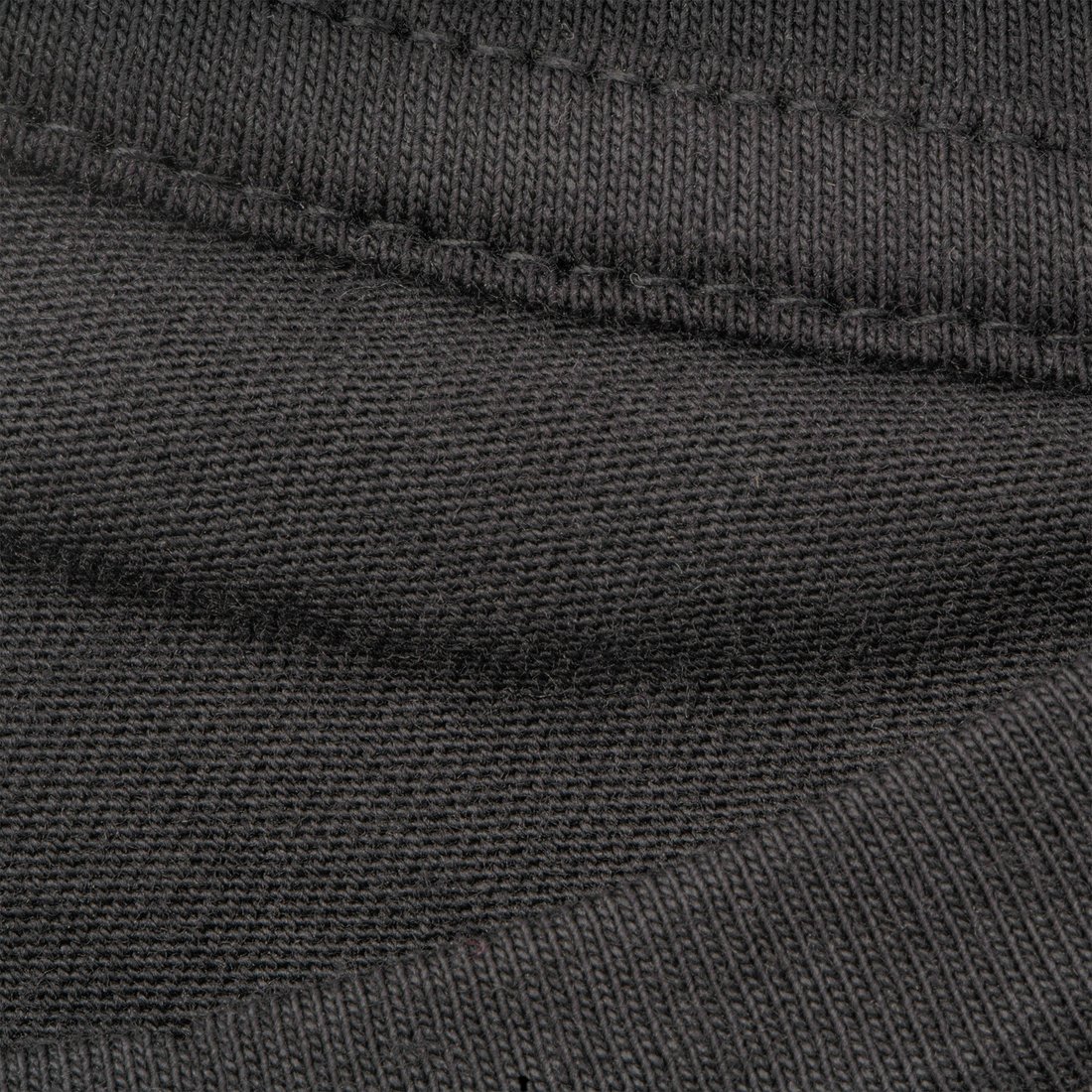 Detaljebillede af sort t-shirt fra Maincph.dk – tæt vævet bomuld og holdbare syninger i høj kvalitet