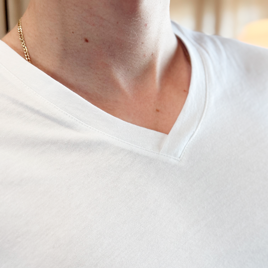 Hvid V-hals herre t-shirt fra Maincph.dk – blød bomuld og elegant halsudskæring til hverdag og layering