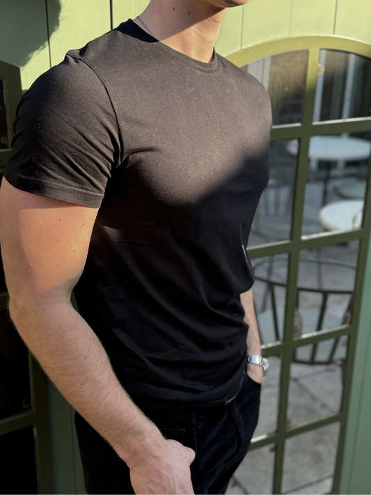 Sort crewneck t-shirt fra Maincph.dk – tætsiddende pasform og luksuriøs bomuldskvalitet til et skarpt hverdagslook