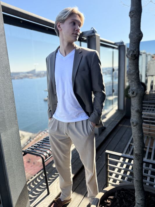 Hvid V-hals t-shirt fra Maincph.dk – afslappet elegance stylet med blazer og lyse bukser til hverdag