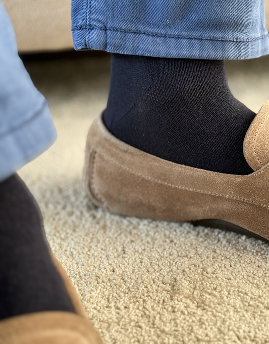 Marineblå herrestrømper fra Maincph.dk – komfortabel pasform til loafers og jeans i afslappet stil