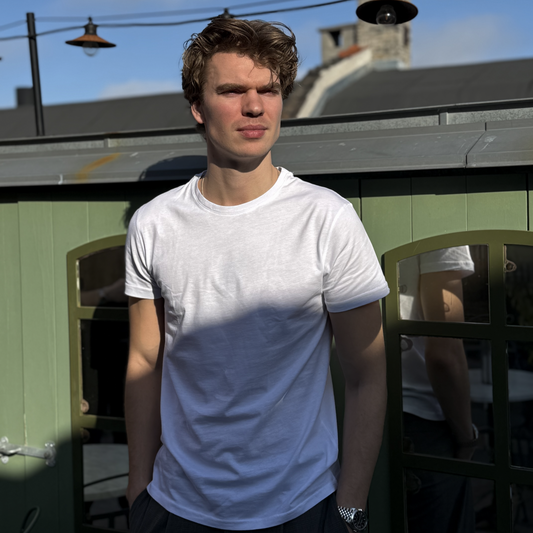 Essentials fra Maincph.dk – vores klassiske V-neck T-shirt i blød, åndbar bomuld er designet til at sidde perfekt under en blazer. Komfortabel. Stilren. Uundværlig.