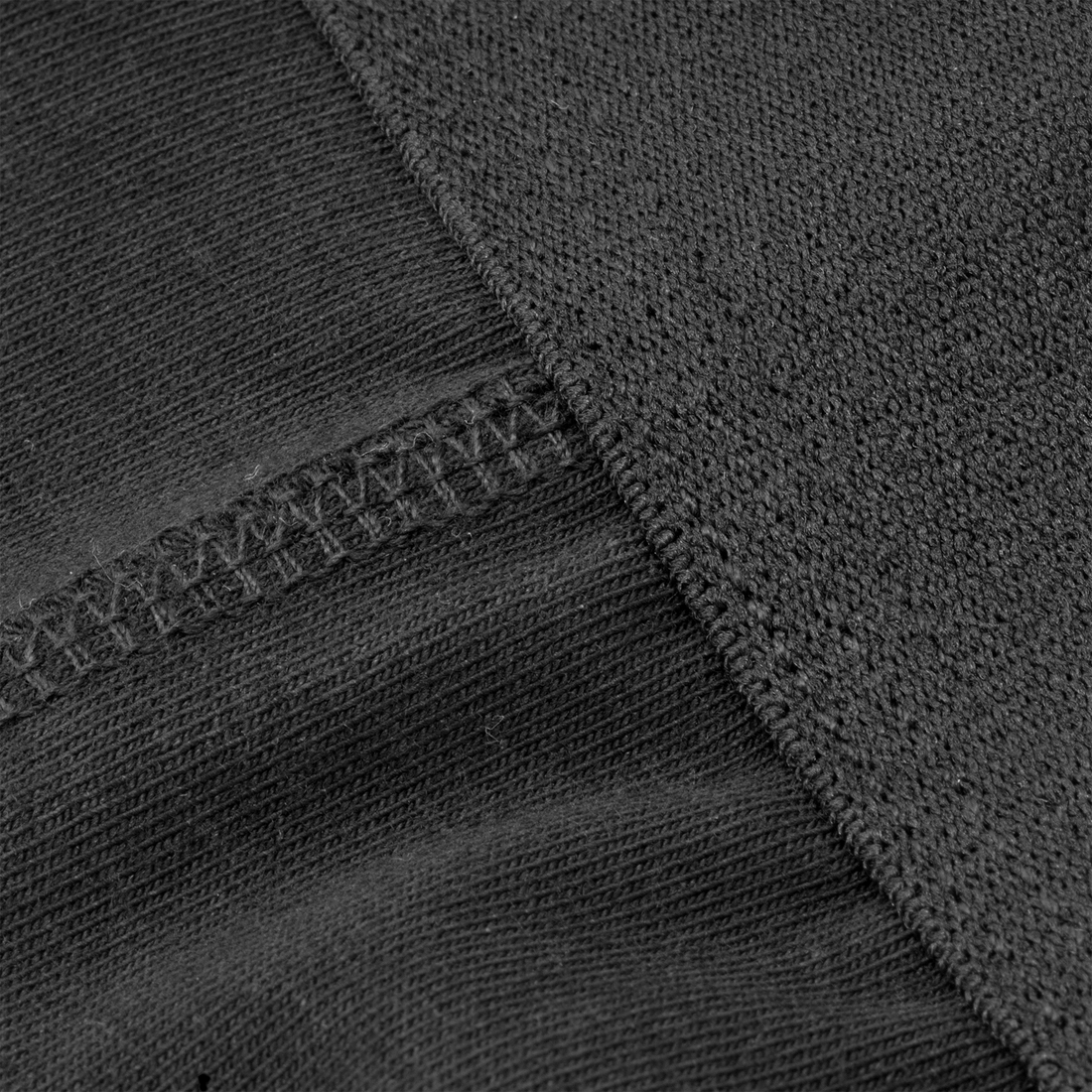 Detaljebillede af sort t-shirt fra Maincph.dk – tæt vævet bomuld og holdbare syninger i høj kvalitet