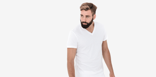 Essentials fra Maincph.dk – klassisk V-neck T-shirt i hvid med en moderne og skarp silhuet. Designet til at fremhæve din figur og fungere som base i enhver garderobe.