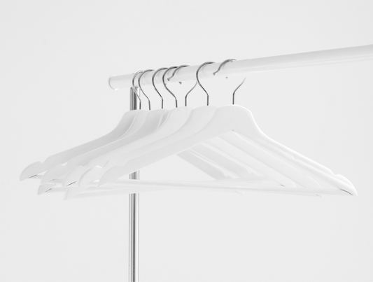 Essentials fra Maincph.dk – rene linjer, neutrale nuancer og funktionel æstetik. Designet til at passe ind i enhver garderobe og holde i mange år.