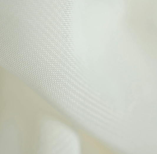 Essentials fra Maincph.dk – en hyldest til den naturlige tekstur. Som et tæt vævet stykke bomuld: enkelt, rent og kompromisløst i kvalitet og følelse.