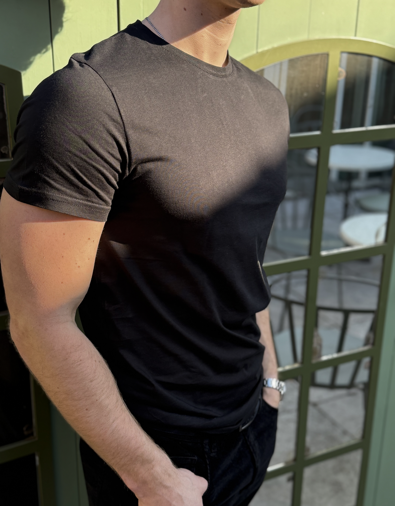 Sort herre t-shirt fra Maincph.dk – slim fit i blød bomuld til et stilrent hverdagslook