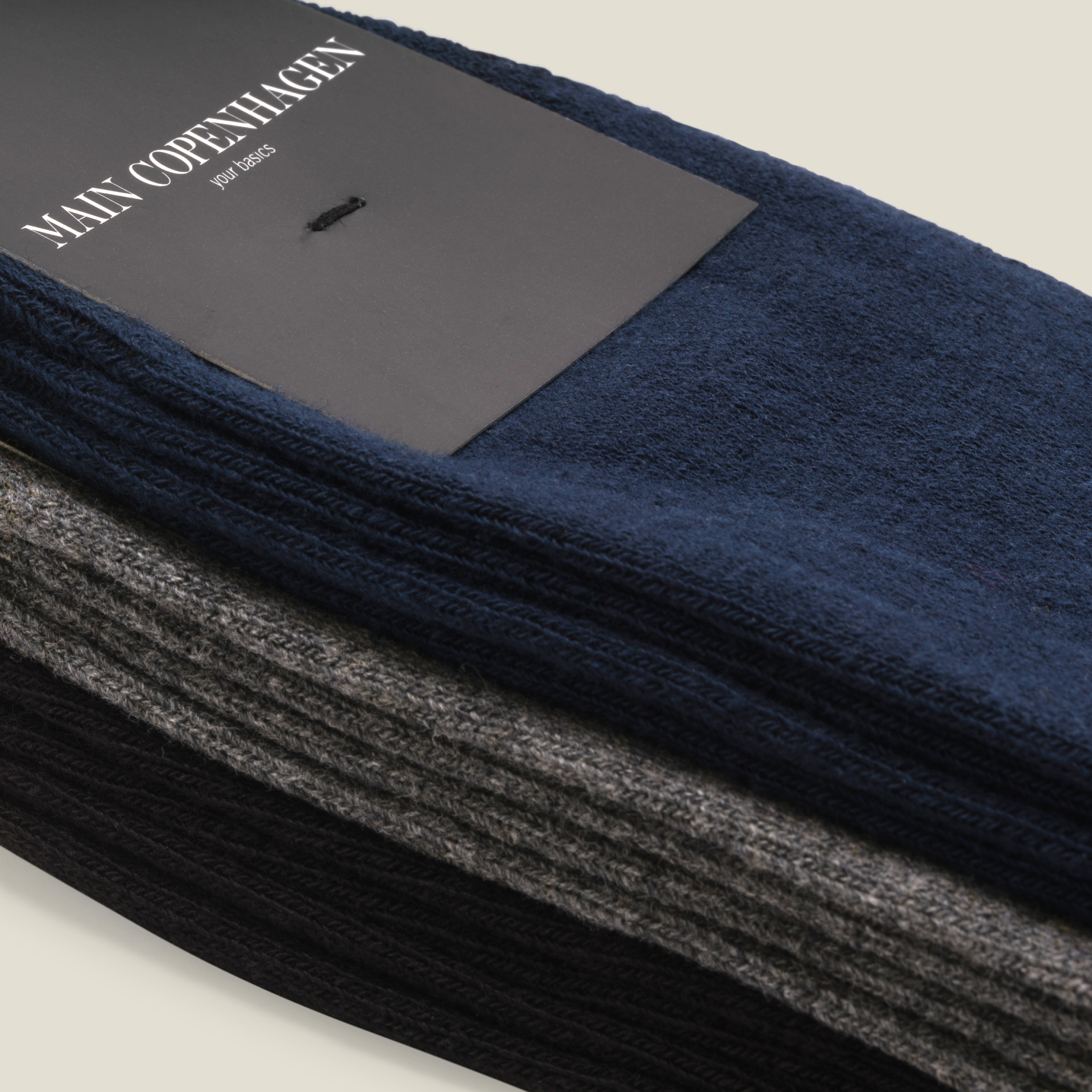 Herrestrømper fra Maincph.dk – 3-pack i navy, grå og sort med fokus på komfort, kvalitet og stil