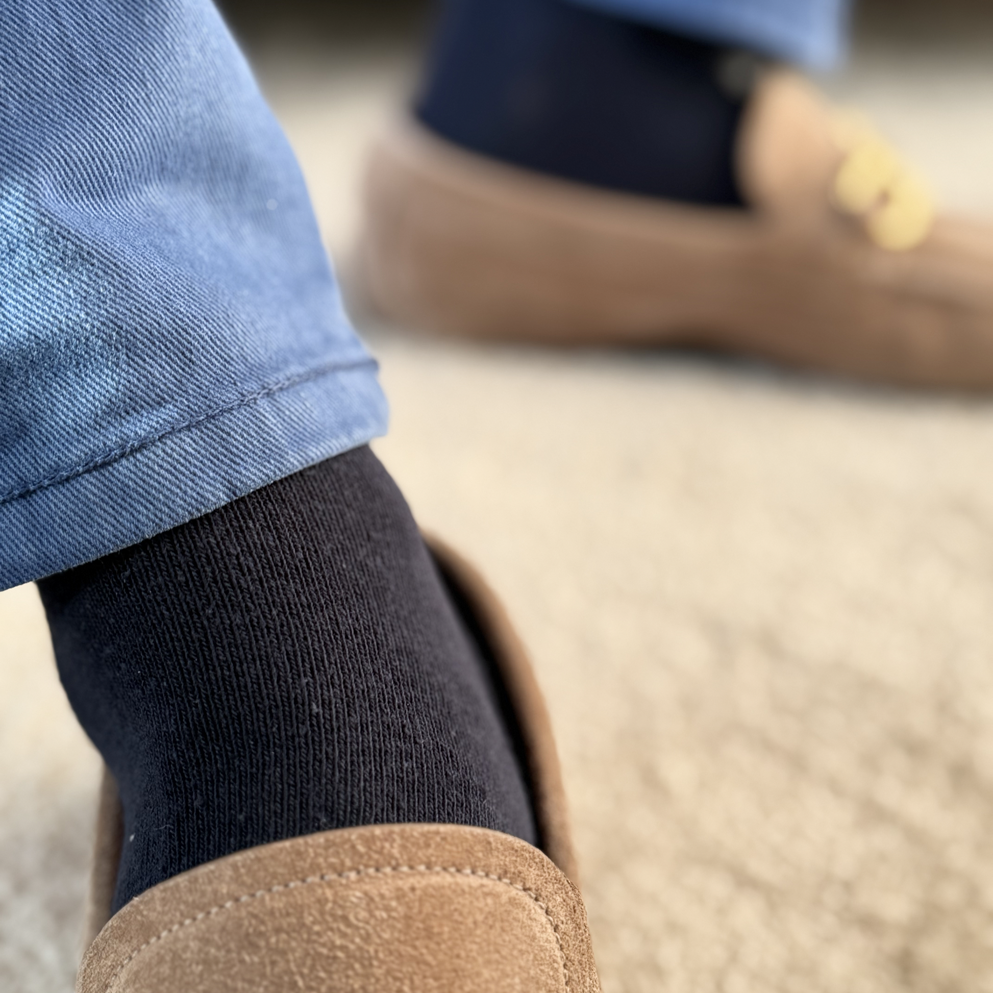 Marineblå herrestrømper fra Maincph.dk – stilrent valg til loafers og jeans med elegant komfort