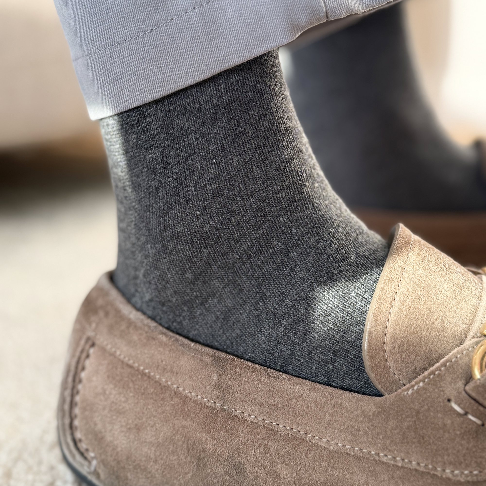 Grå herrestrømper fra Maincph.dk – komfortabel pasform og elegant look til loafers og lyse bukser