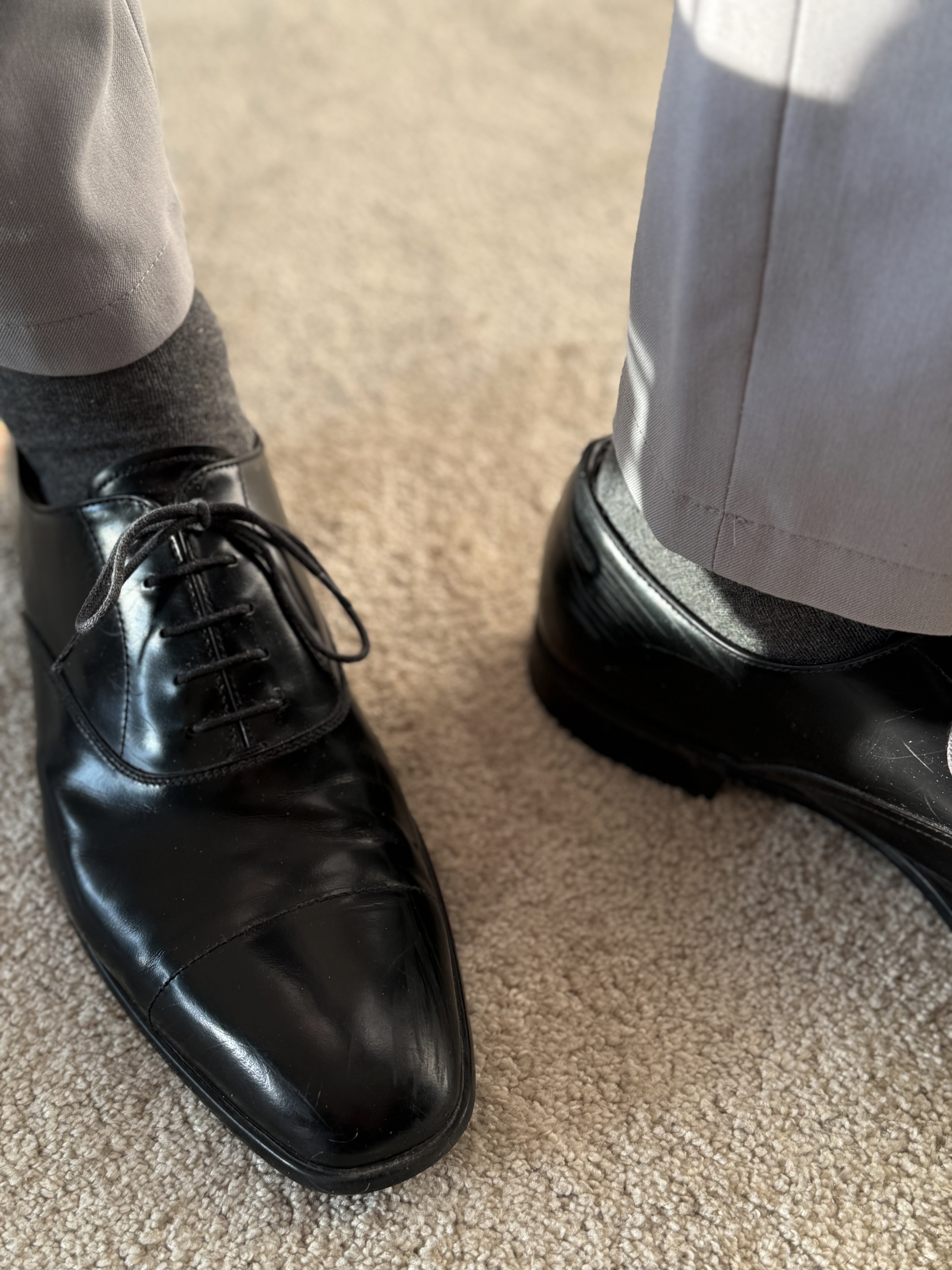 Klassiske grå herrestrømper fra Maincph.dk – elegant match til sorte lædersko og lyse habitbukser