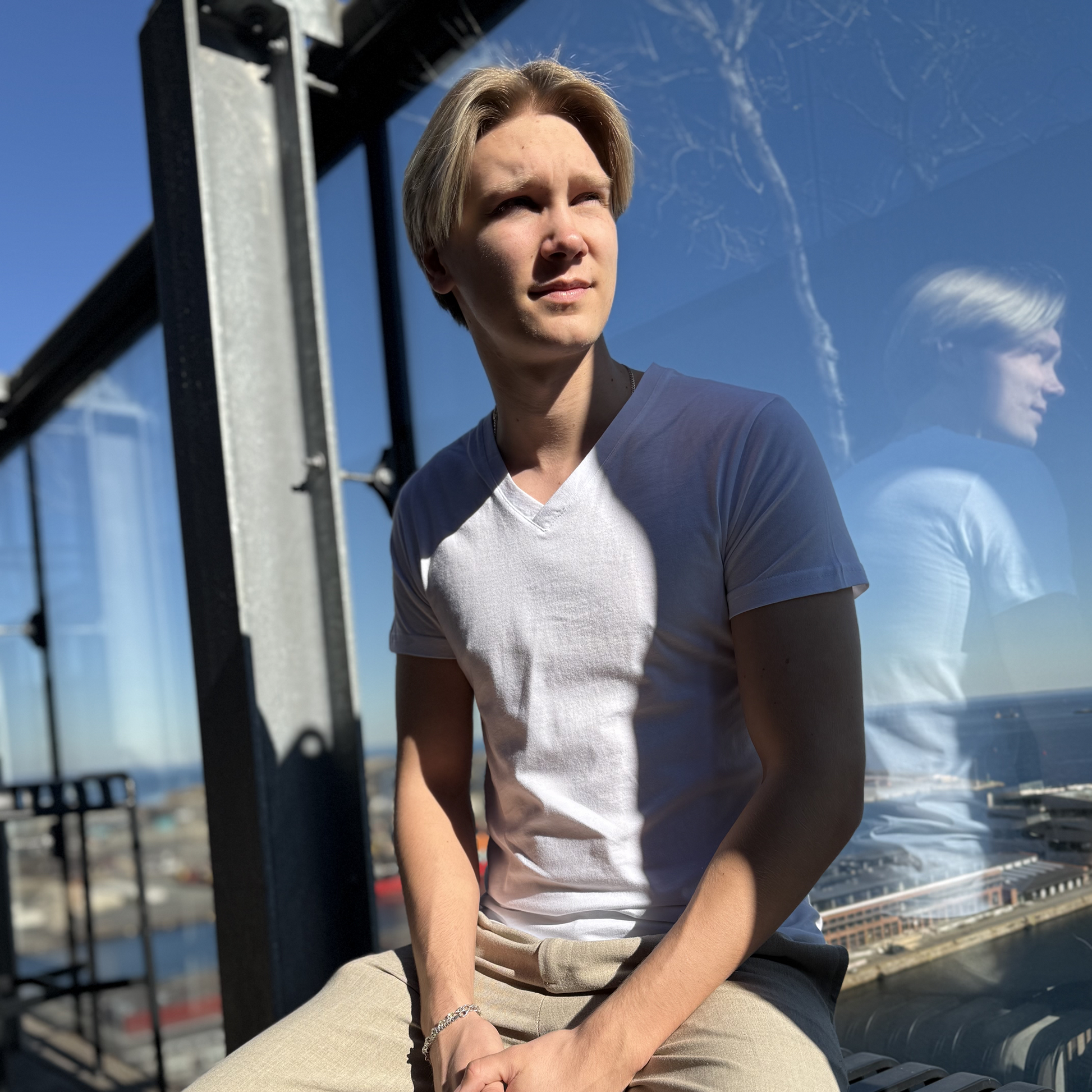 V-hals med moderne pasform – komfortabel i solen, stilren i skyggen.