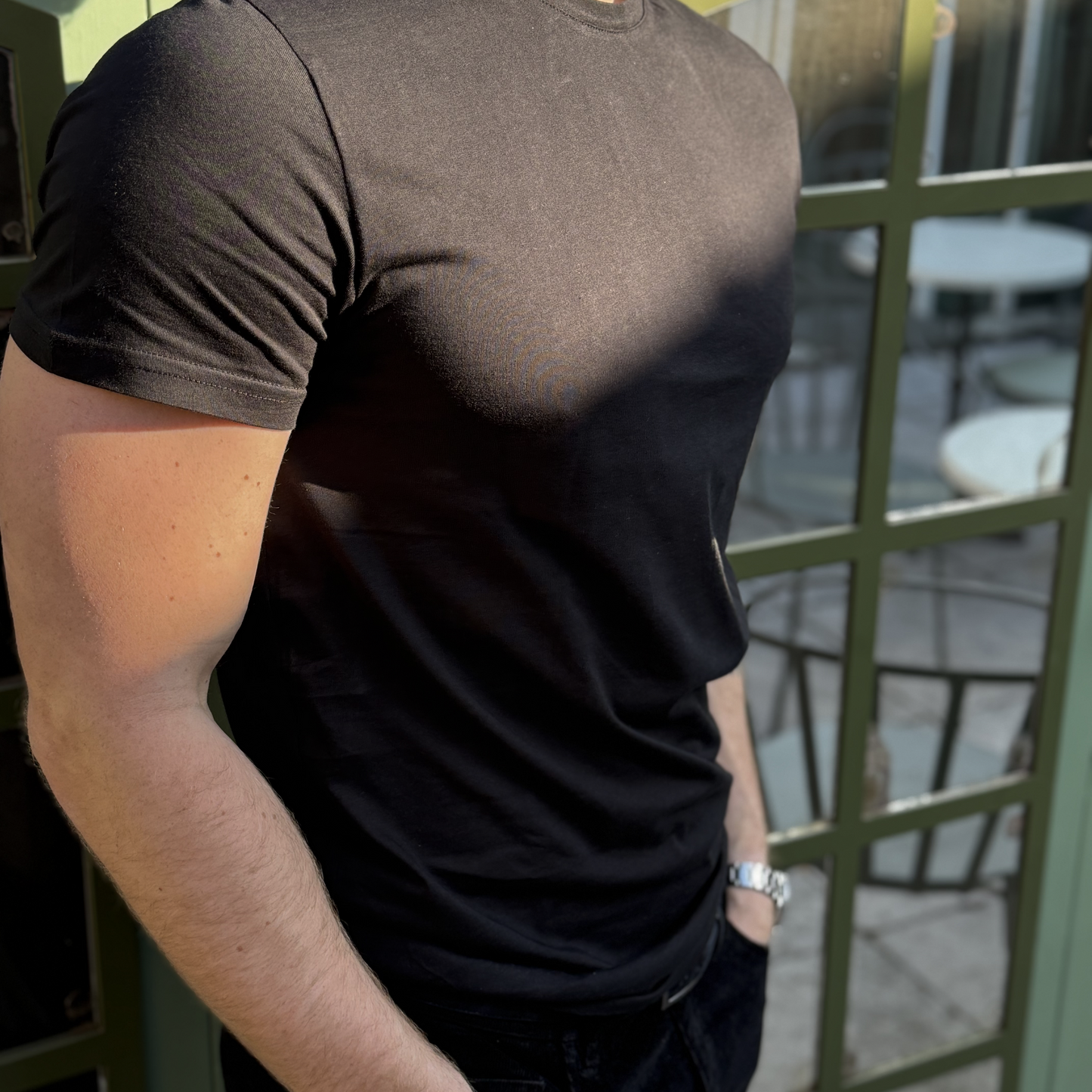 Slim fit t-shirt i sort bomuld – blød, strækbar og ideel til både casual og smart outfits.