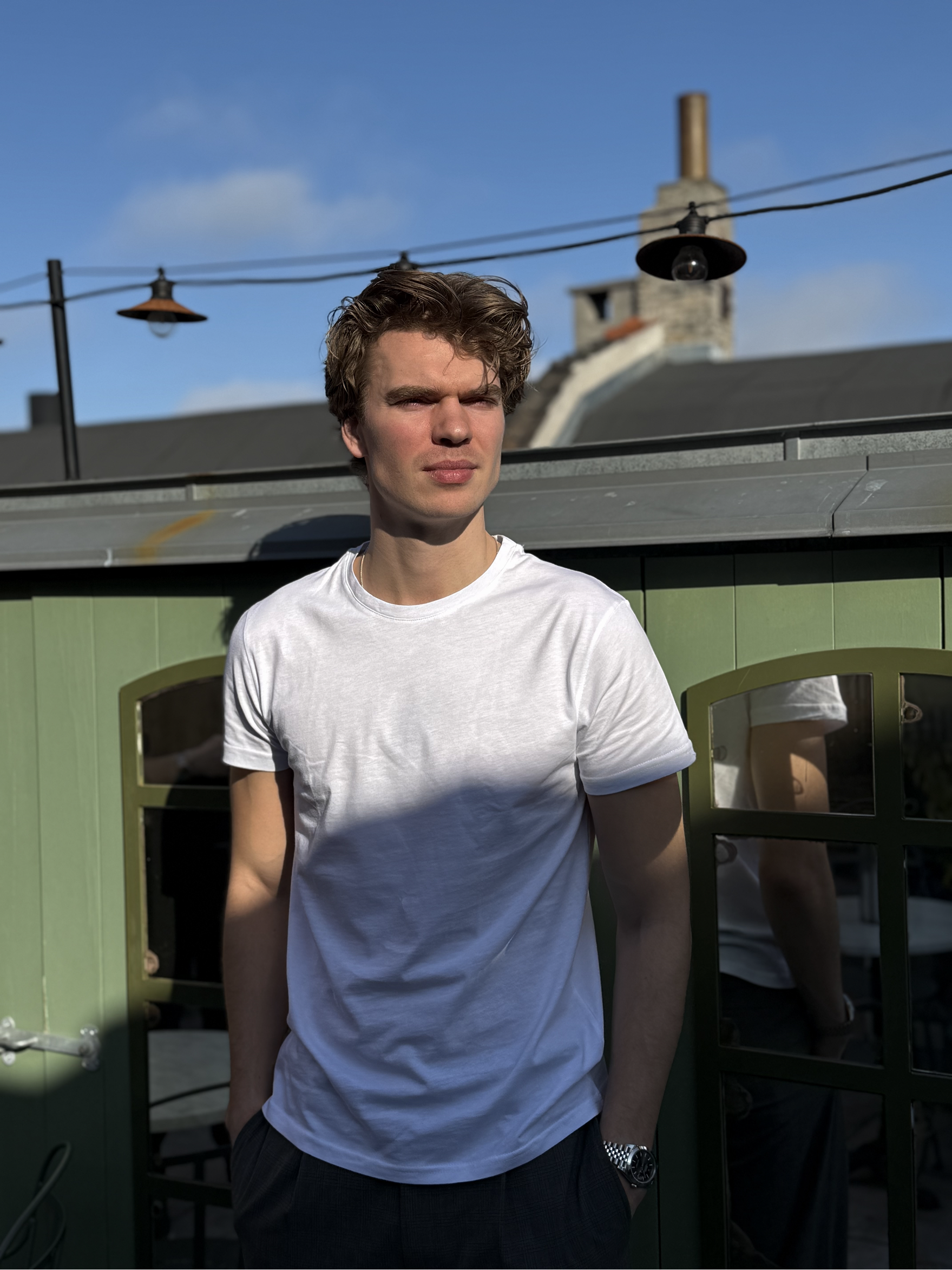 Hvid herre t-shirt fra Maincph.dk – tidløs basic til hverdag med komfortabel pasform og klassisk look