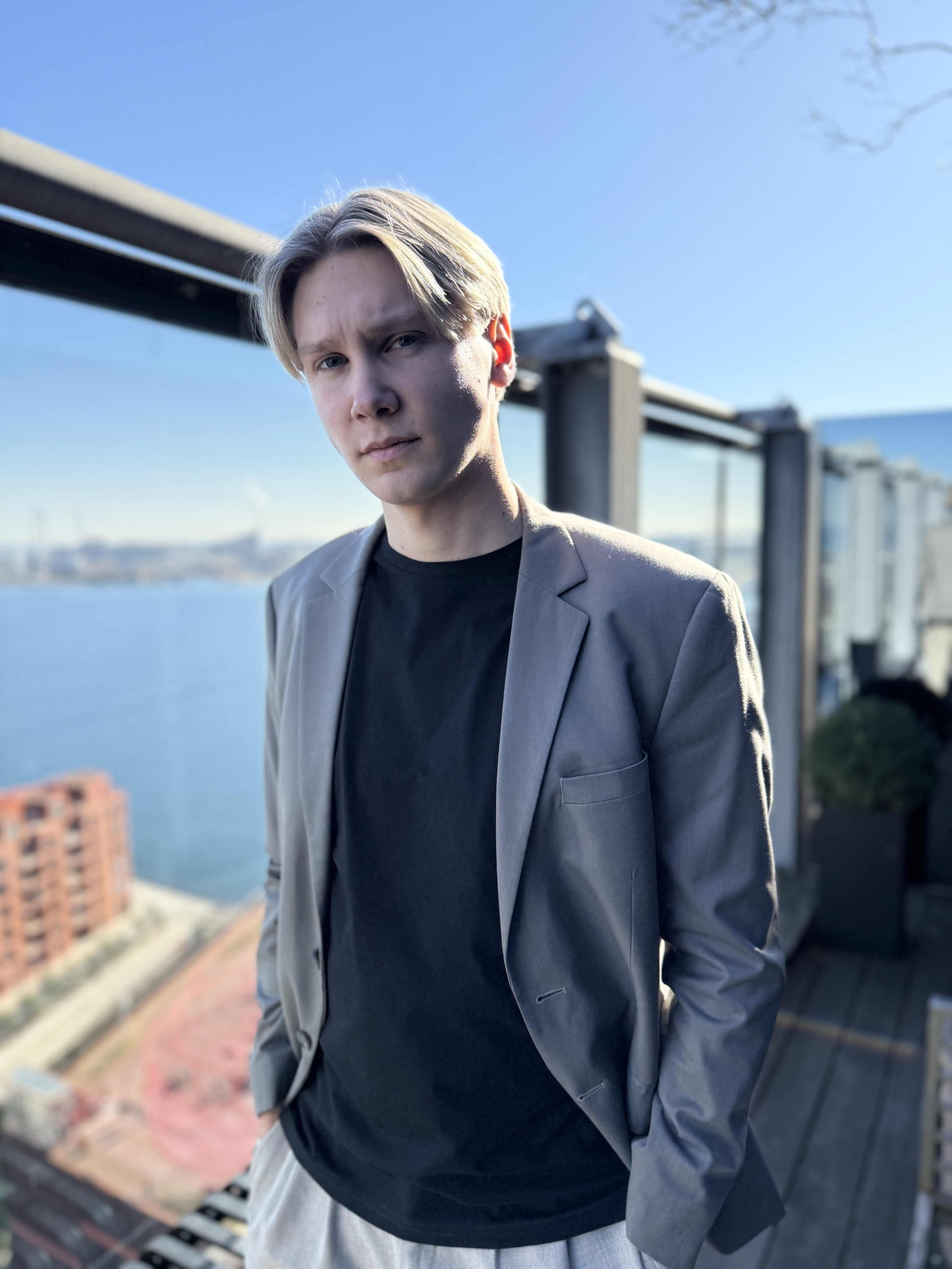 Sort herre t-shirt fra Maincph.dk – enkel og stilren base under grå blazer til moderne hverdagsstil