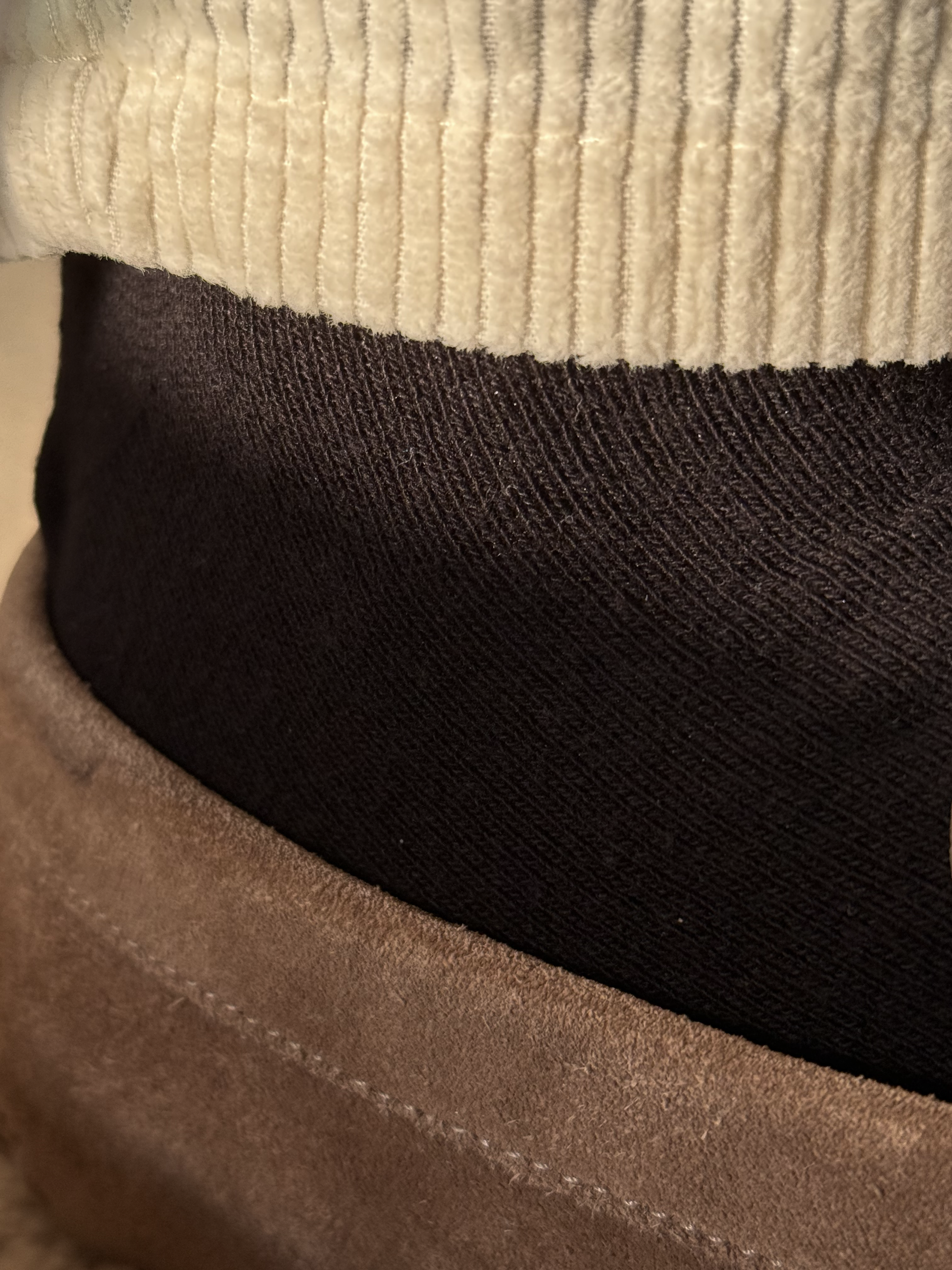 Detaljebillede af sorte strømper fra Maincph.dk – elegant struktur og tæt vævning i høj kvalitet