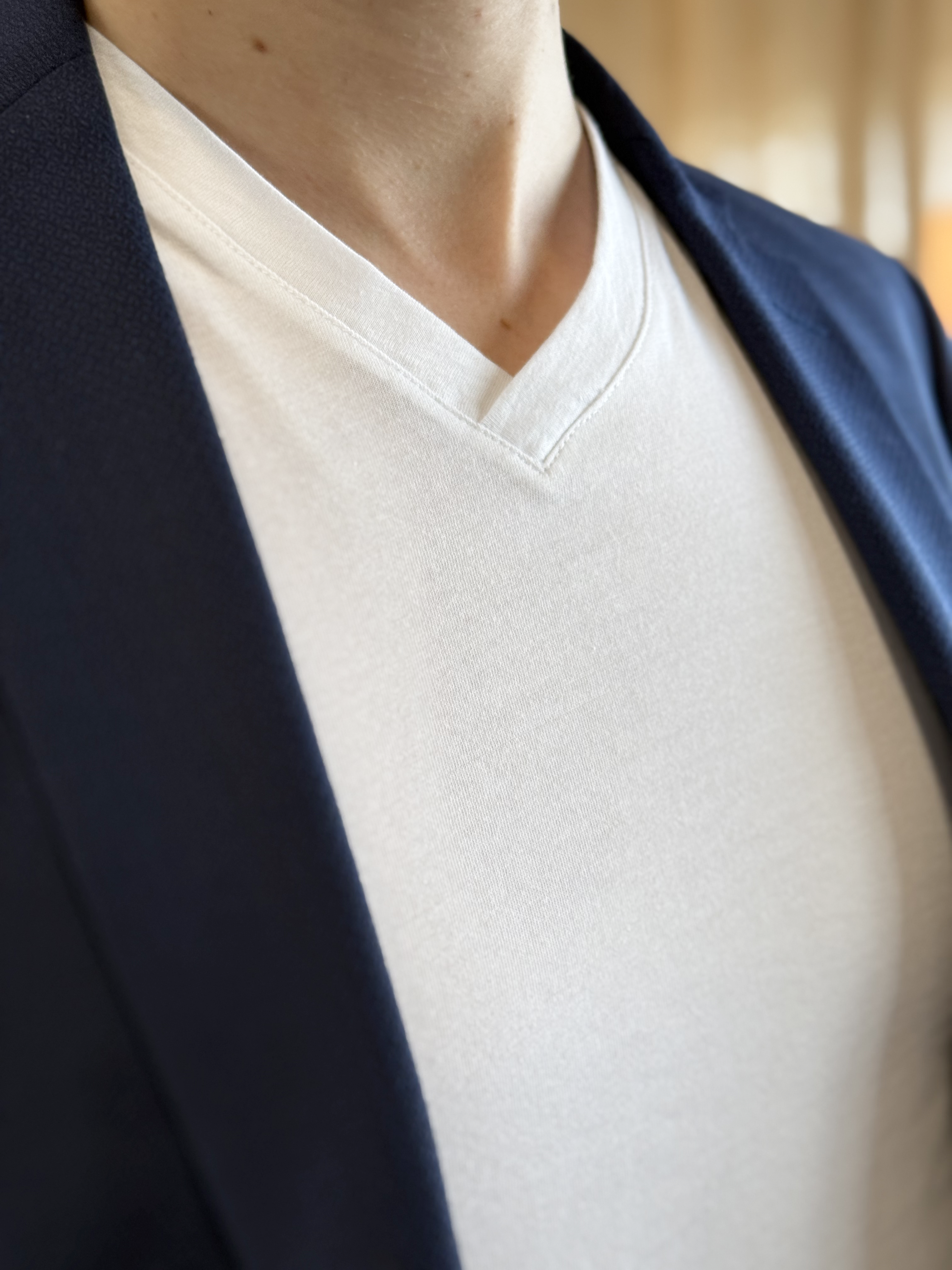 Hvid V-hals herre t-shirt fra Maincph.dk – elegant basislag under blazer i blød bomuld