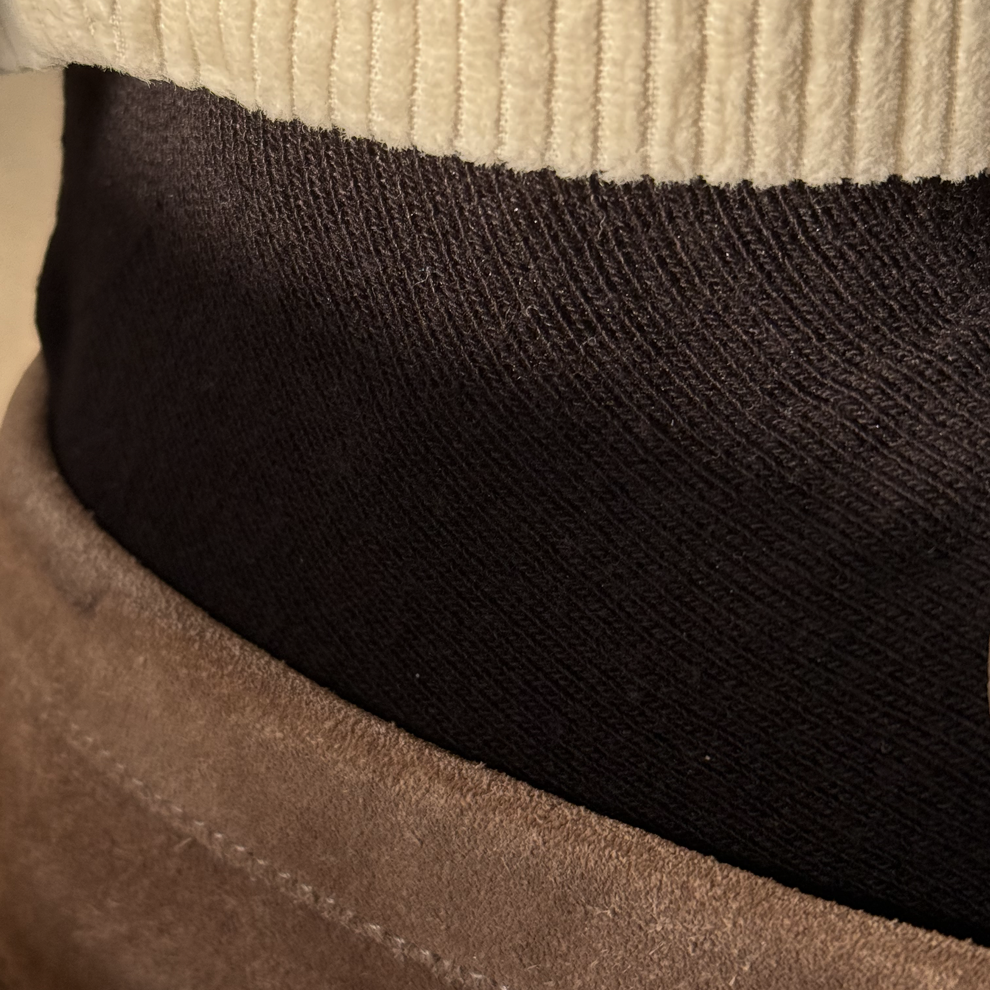 Main Copenhagen sorte strømper – tætstrikket kvalitet, elegant finish og perfekt pasform til hverdagen.