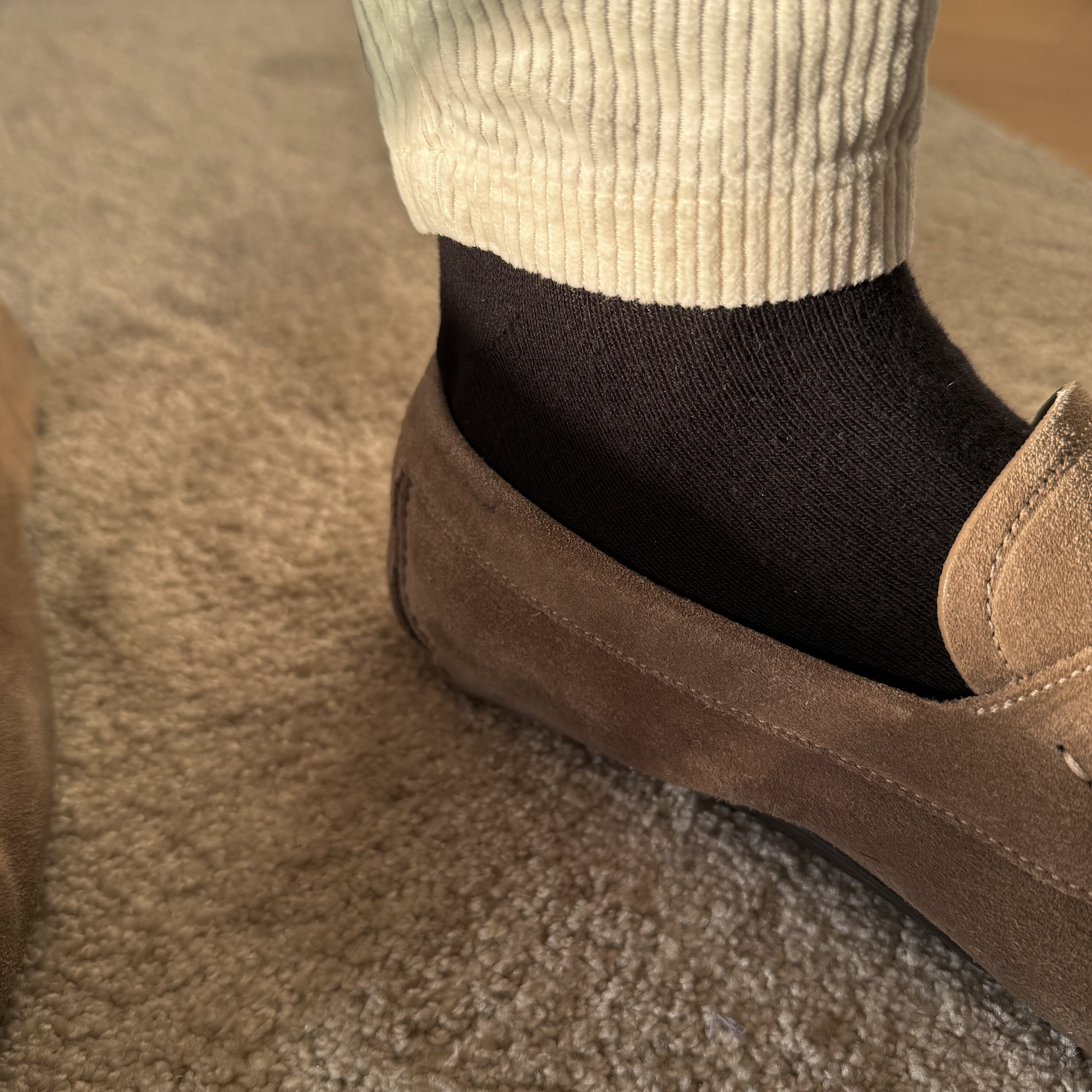 Main Copenhagen sorte strømper – stilrene, åndbare og perfekte til loafers og hverdagsbrug.