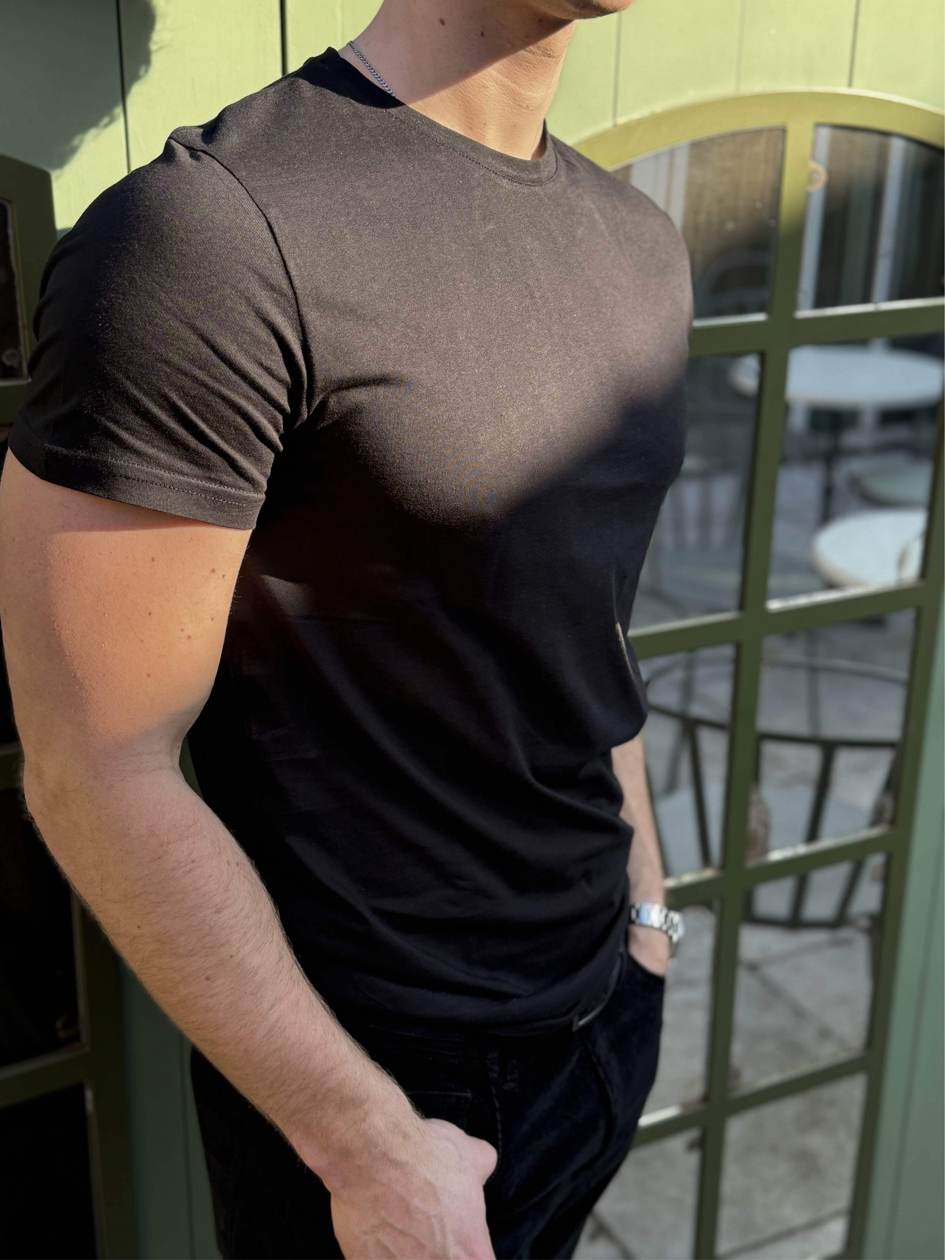 Sort herre t-shirt fra Maincph.dk – tætsiddende pasform og minimalistisk design i blød bomuldskvalitet