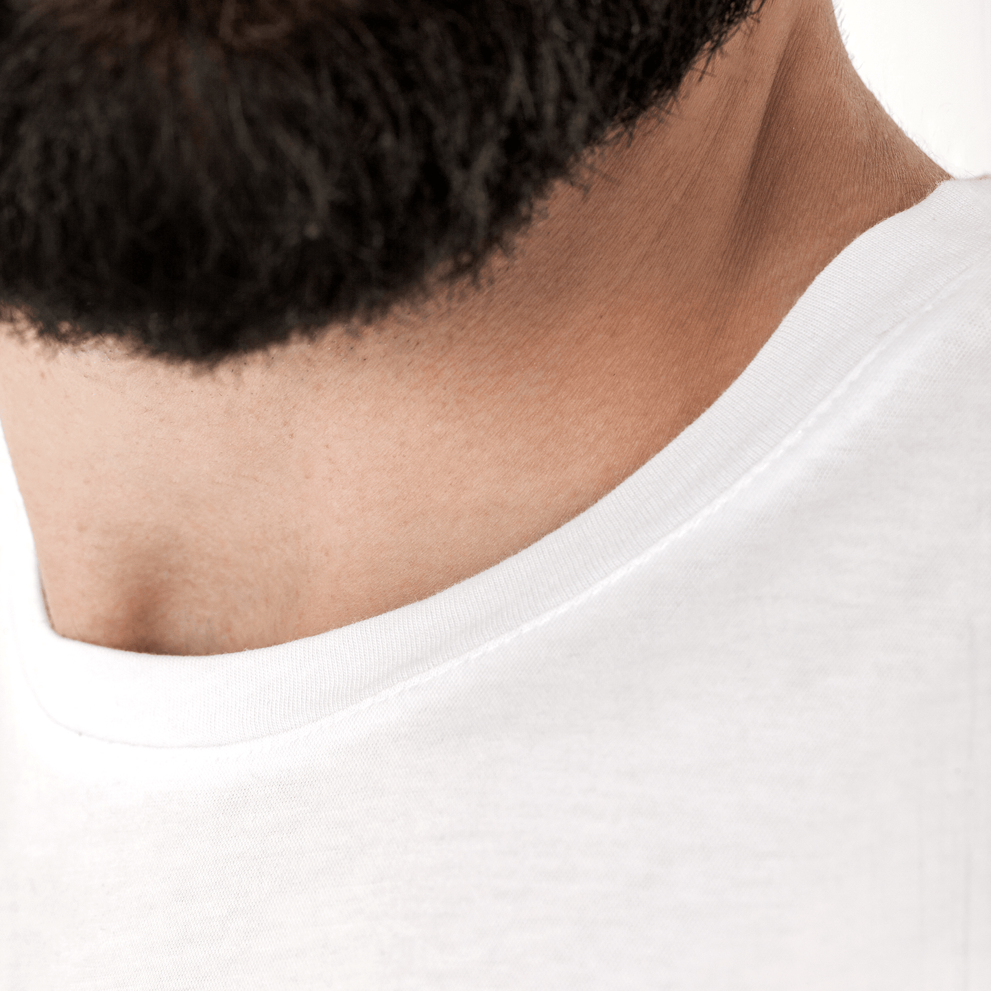 Hvid T-shirt med rund hals i kvalitetsbomuld