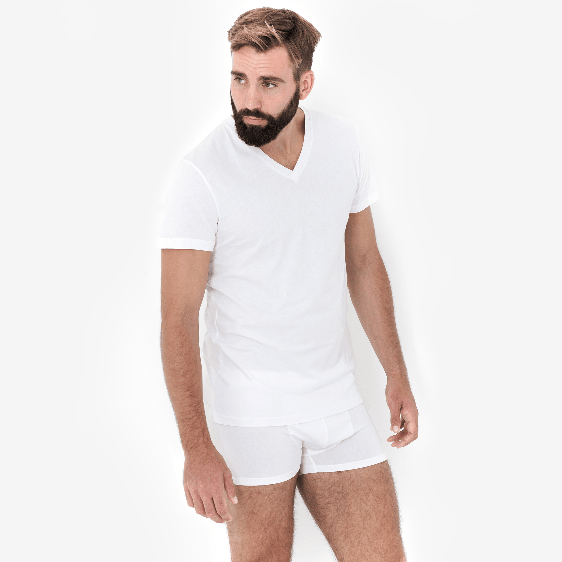 Klassisk V-hals i elegant pasform – behagelig alene eller som base under skjorten.