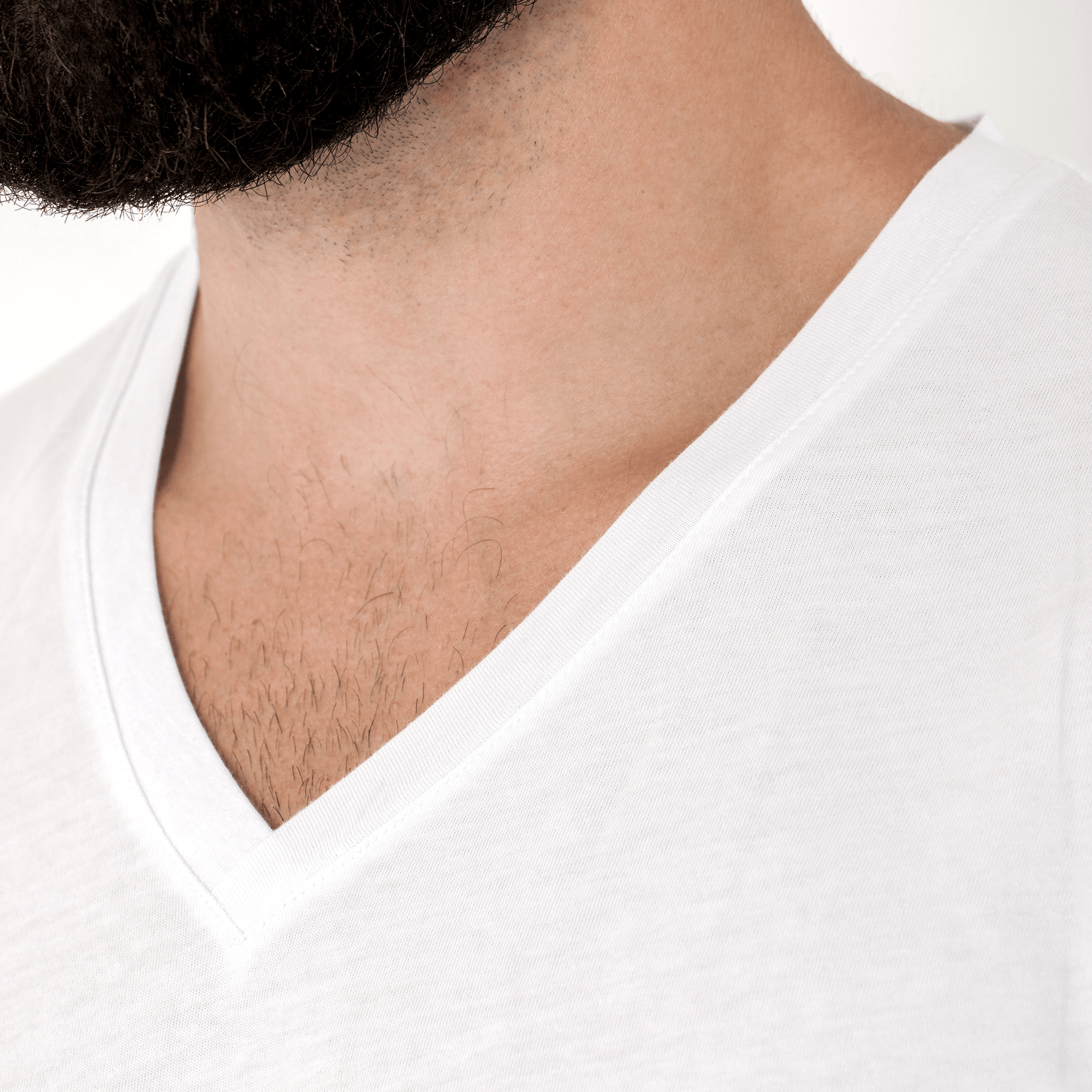 Blød V-hals med præcise syninger – stilren komfort tæt på huden.