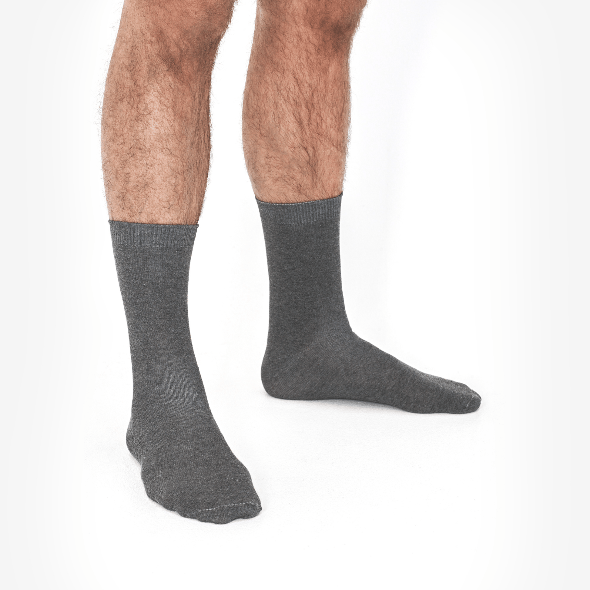 Main Copenhagen strømper – her set i fuld længde. Et klassisk look i meleret grå, der kombinerer komfort og stil. De sidder perfekt uden at stramme, og det rene design gør dem ideelle til både afslappede og formelle anledninger.
