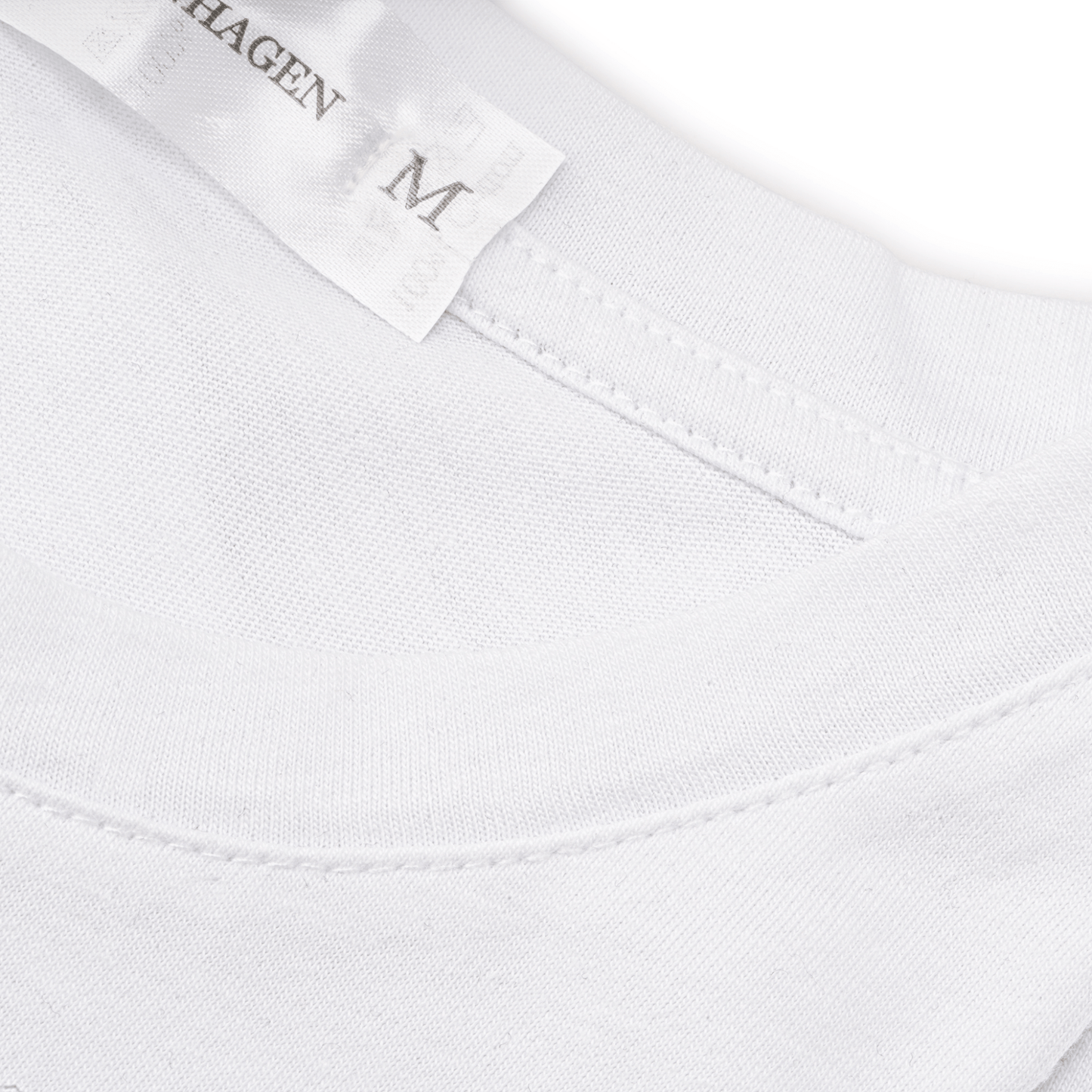 Detaljer der holder – halsrib og syninger designet til lang holdbarhed.