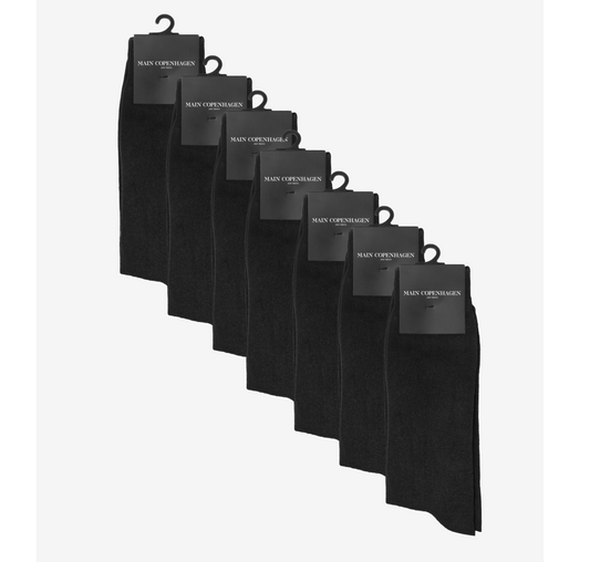 Main Copenhagen strømper i sort – klassiske, bløde og designet til maksimal komfort hele dagen.