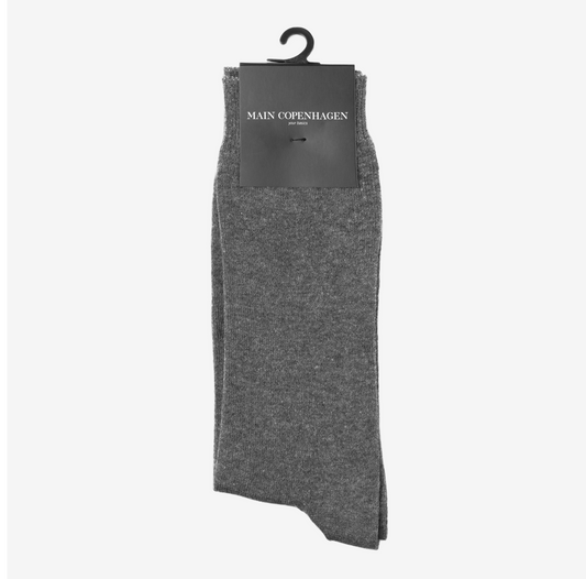 Main Copenhagen strømper – fremstillet af økologisk bomuld for en blød, åndbar og komfortabel oplevelse hele dagen. Tidløst design, kompromisløs kvalitet.
