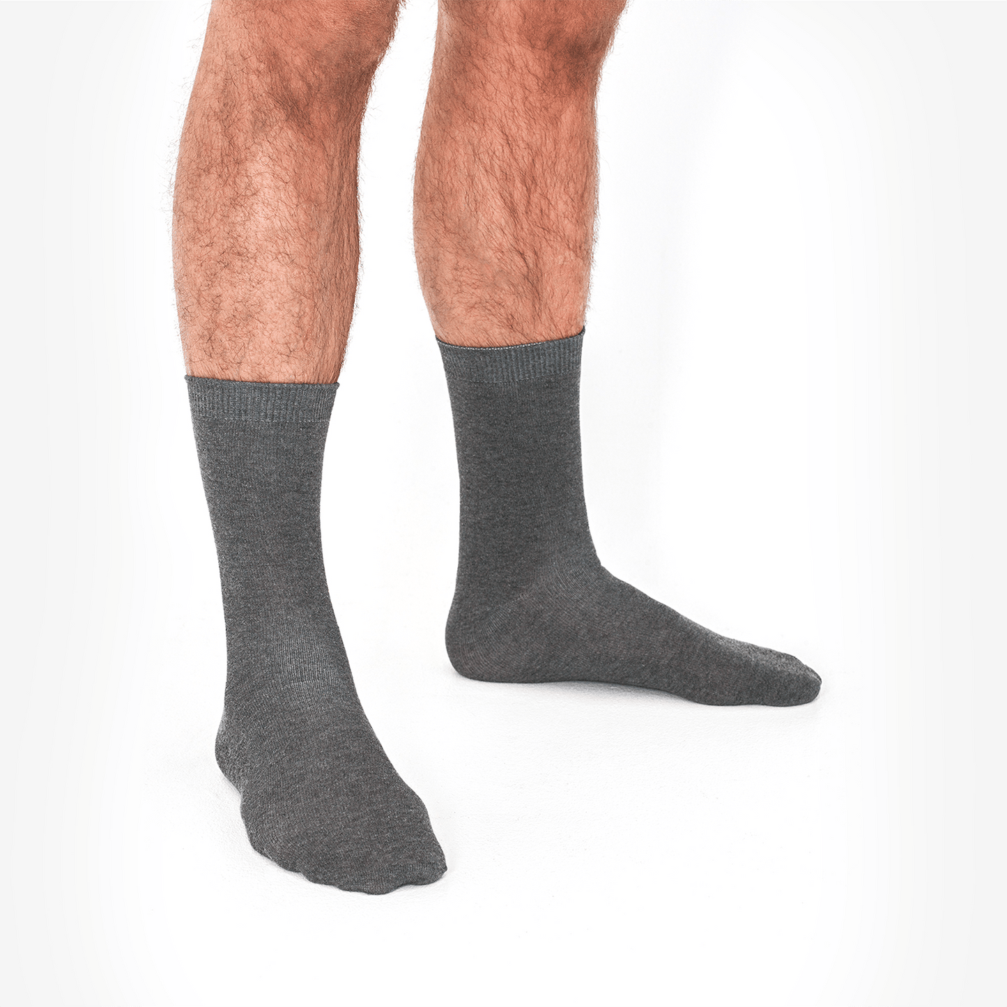 Main Copenhagen strømper – her set i fuld længde. Et klassisk look i meleret grå, der kombinerer komfort og stil. De sidder perfekt uden at stramme, og det rene design gør dem ideelle til både afslappede og formelle anledninger.