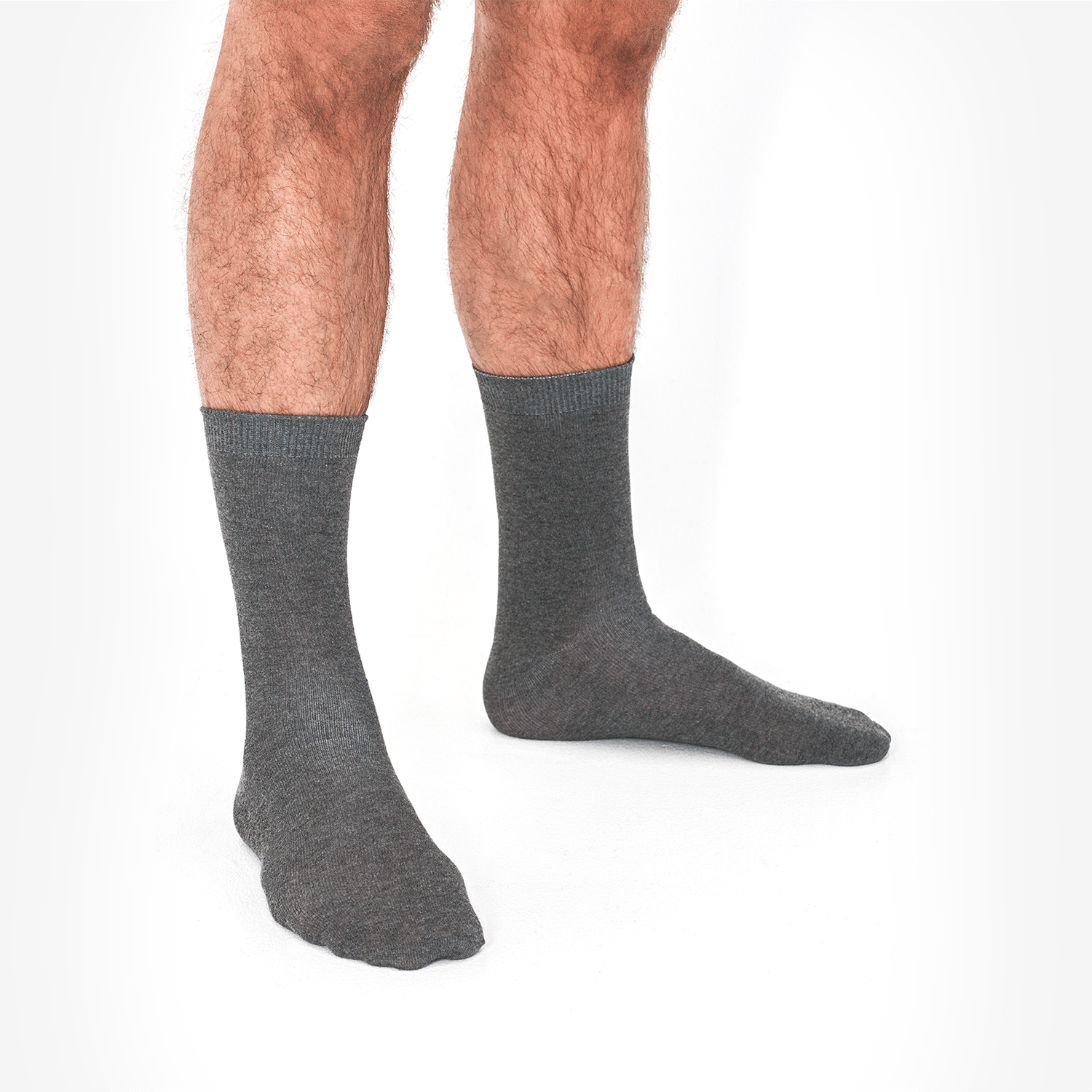 Main Copenhagen strømper – her set i fuld længde. Et klassisk look i meleret grå, der kombinerer komfort og stil. De sidder perfekt uden at stramme, og det rene design gør dem ideelle til både afslappede og formelle anledninger.